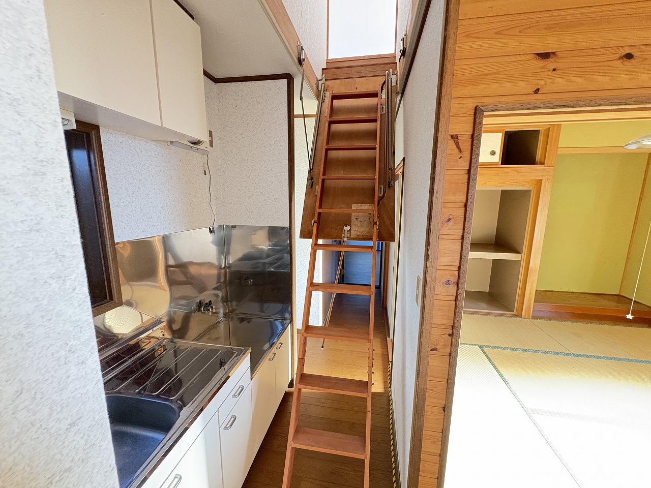 屋根裏部屋階段