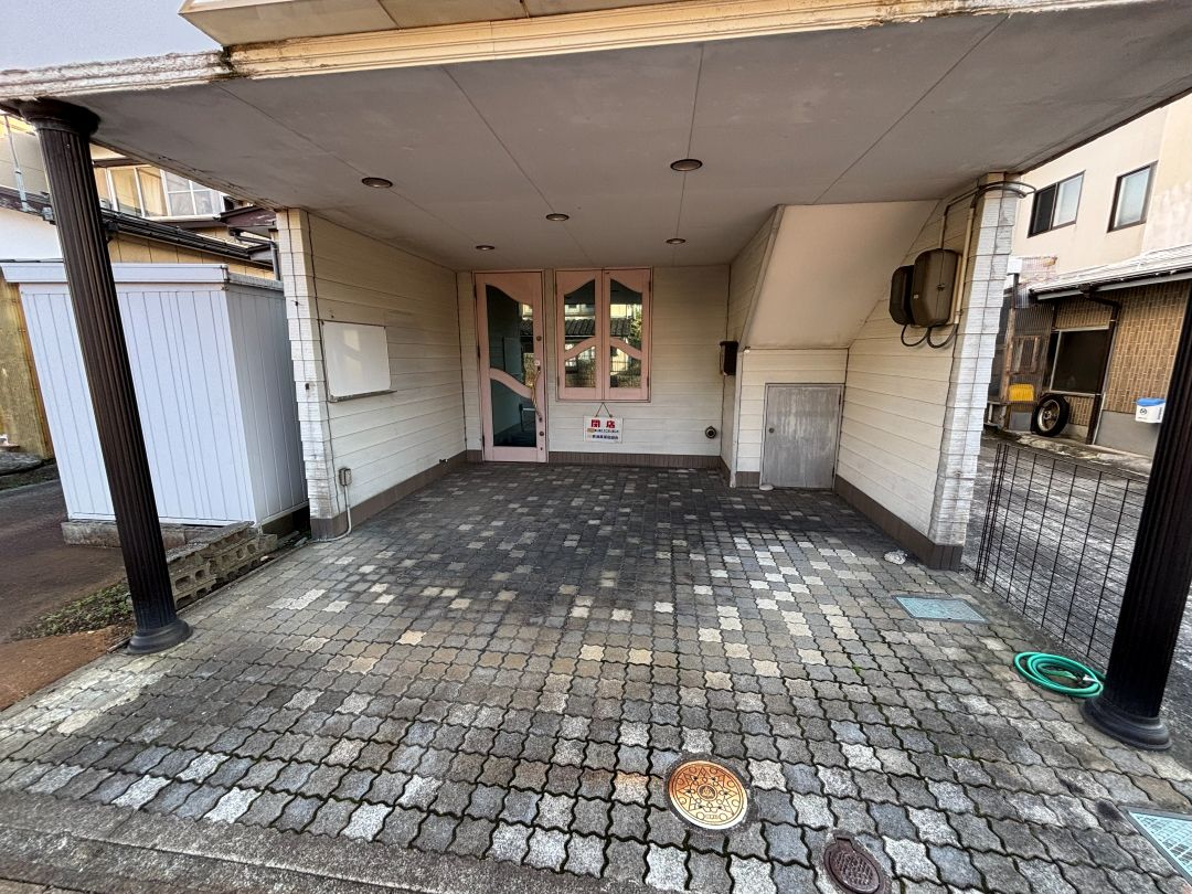 駐車場・店舗入口